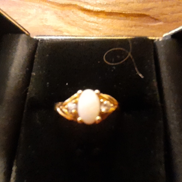 10 K Opal and diamond ring - Picture 5 of 9